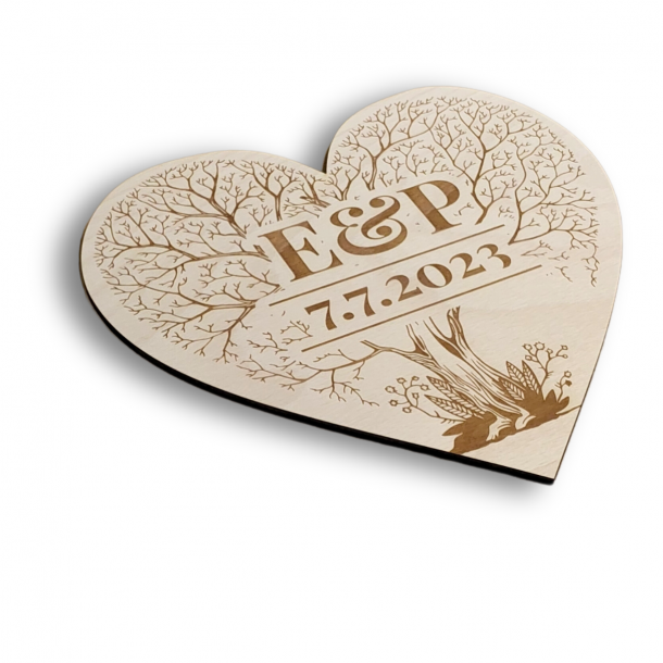 Dřevěné srdce se stromem života, Vašimi iniciálami a datem svatby